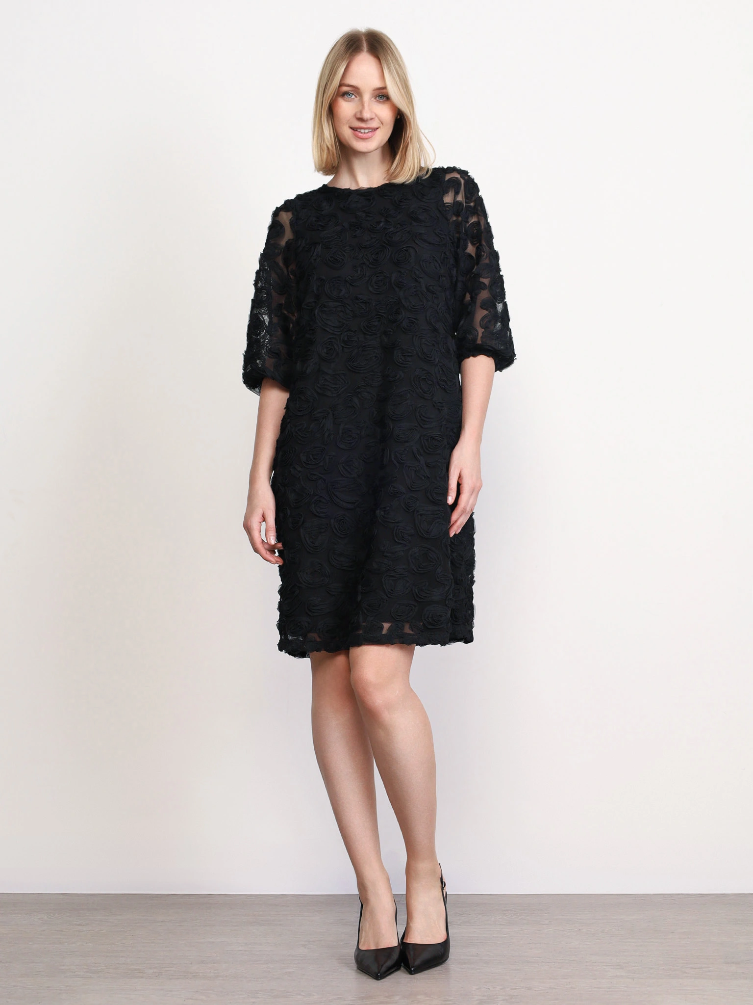 Платье черного цвета из фактурного трикотажа